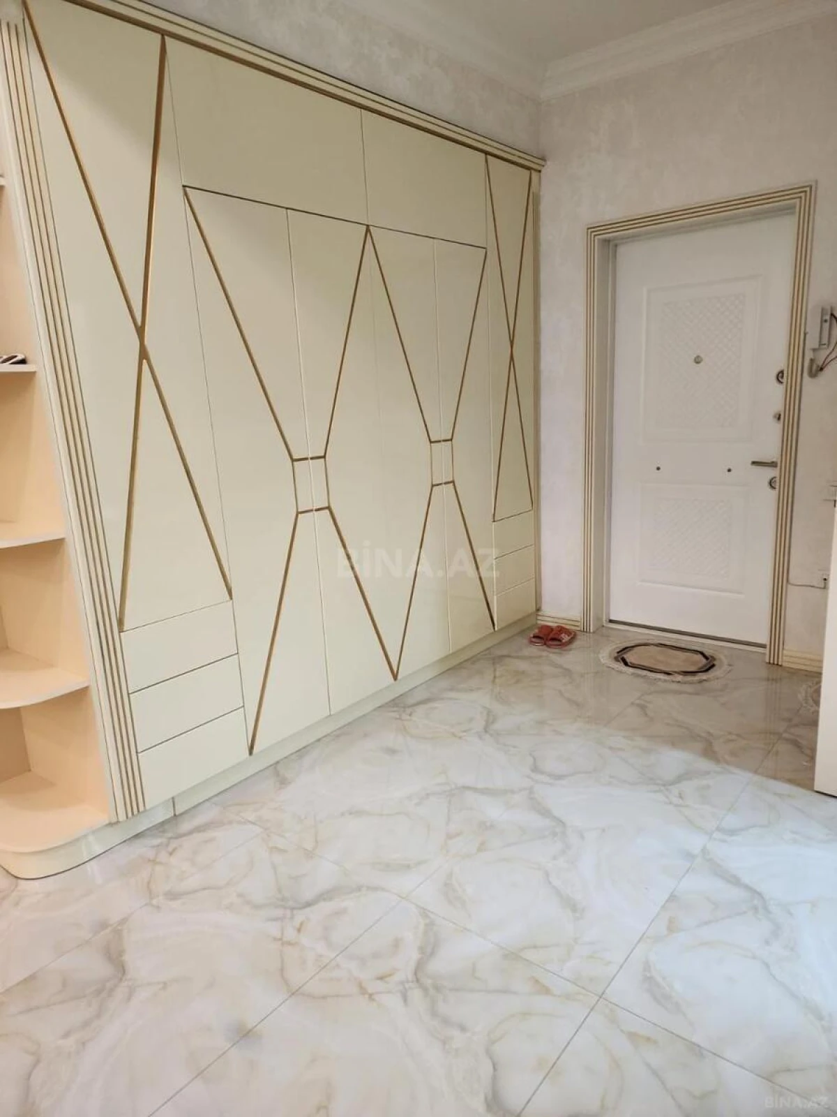 Satılır 3 otaqlı mənzil 105 m²