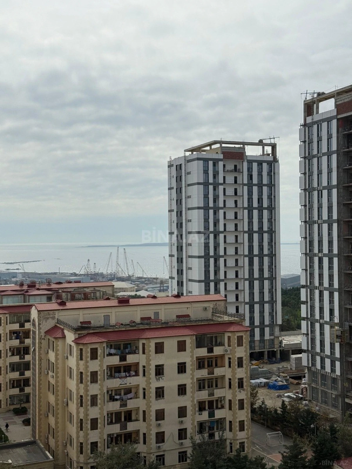 Satılır 3 otaqlı mənzil 145 m²