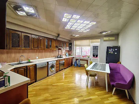 Satılır 4 otaqlı mənzil 185 m²