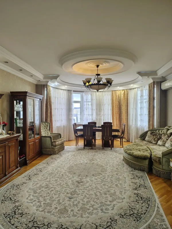 Satılır 4 otaqlı mənzil 185 m²