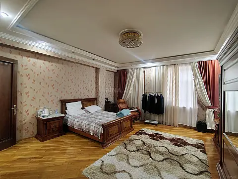 Satılır 4 otaqlı mənzil 185 m²