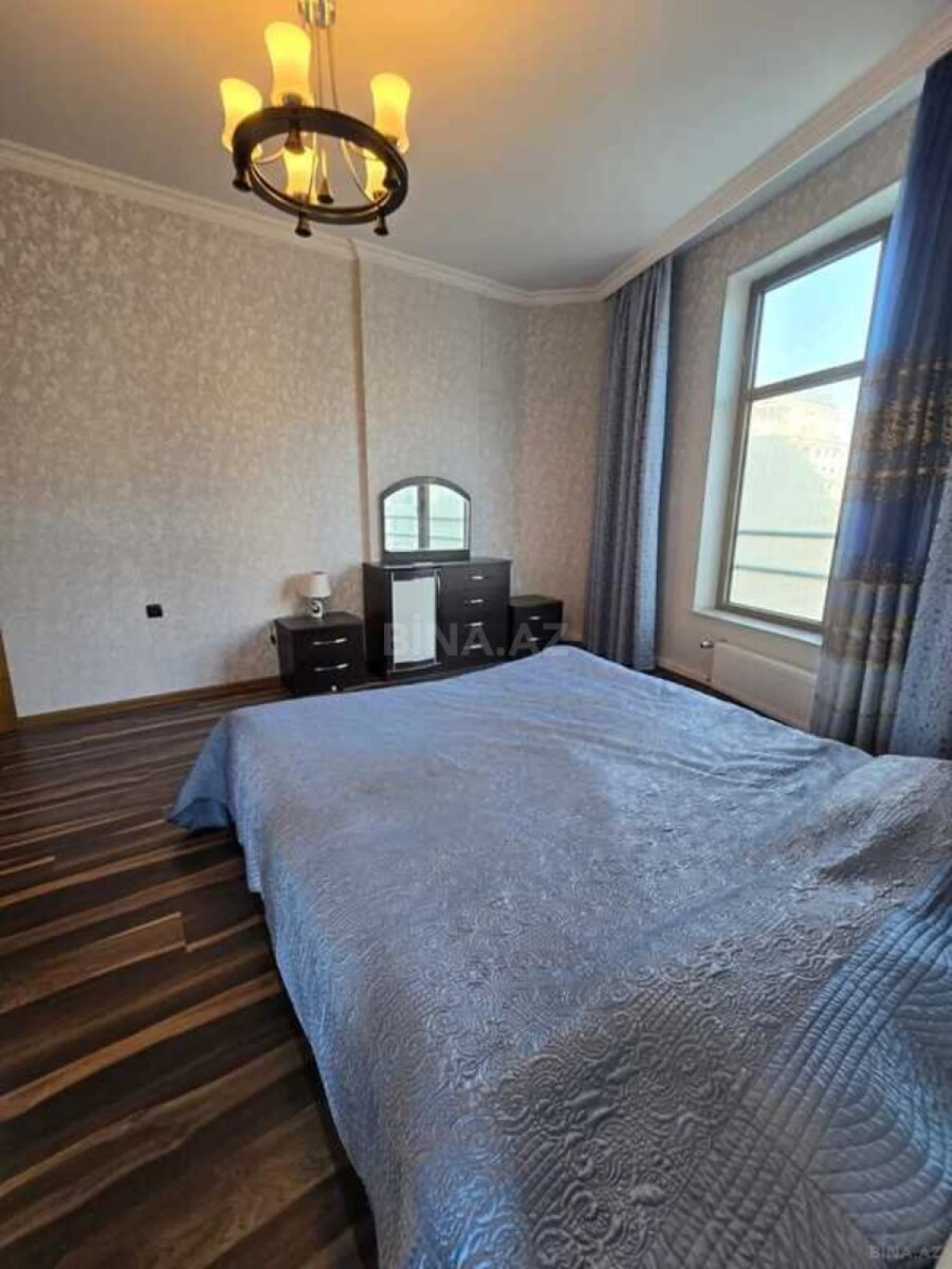 Satılır 3 otaqlı mənzil 180 m²