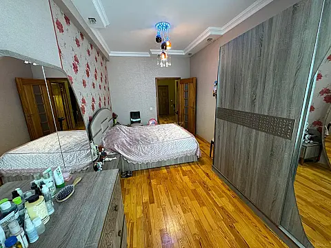 Satılır 4 otaqlı mənzil 170 m²