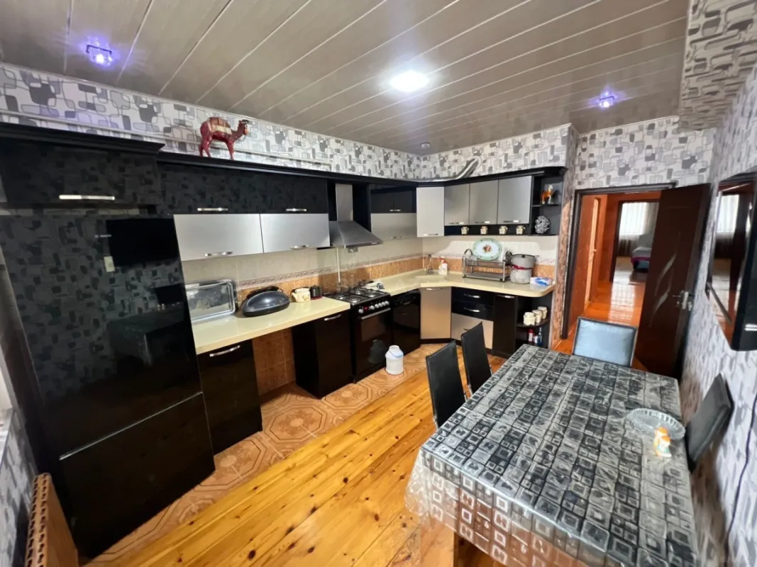 Satılır 3 otaqlı mənzil 140 m²