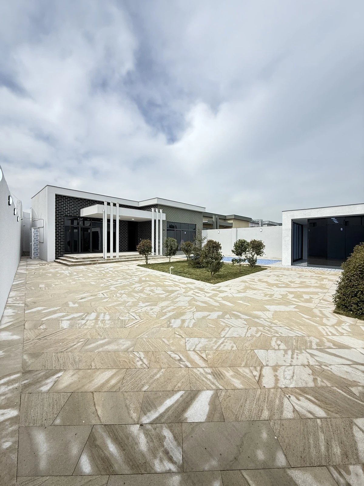 Satılır 4 otaqlı həyət evi 180 m²