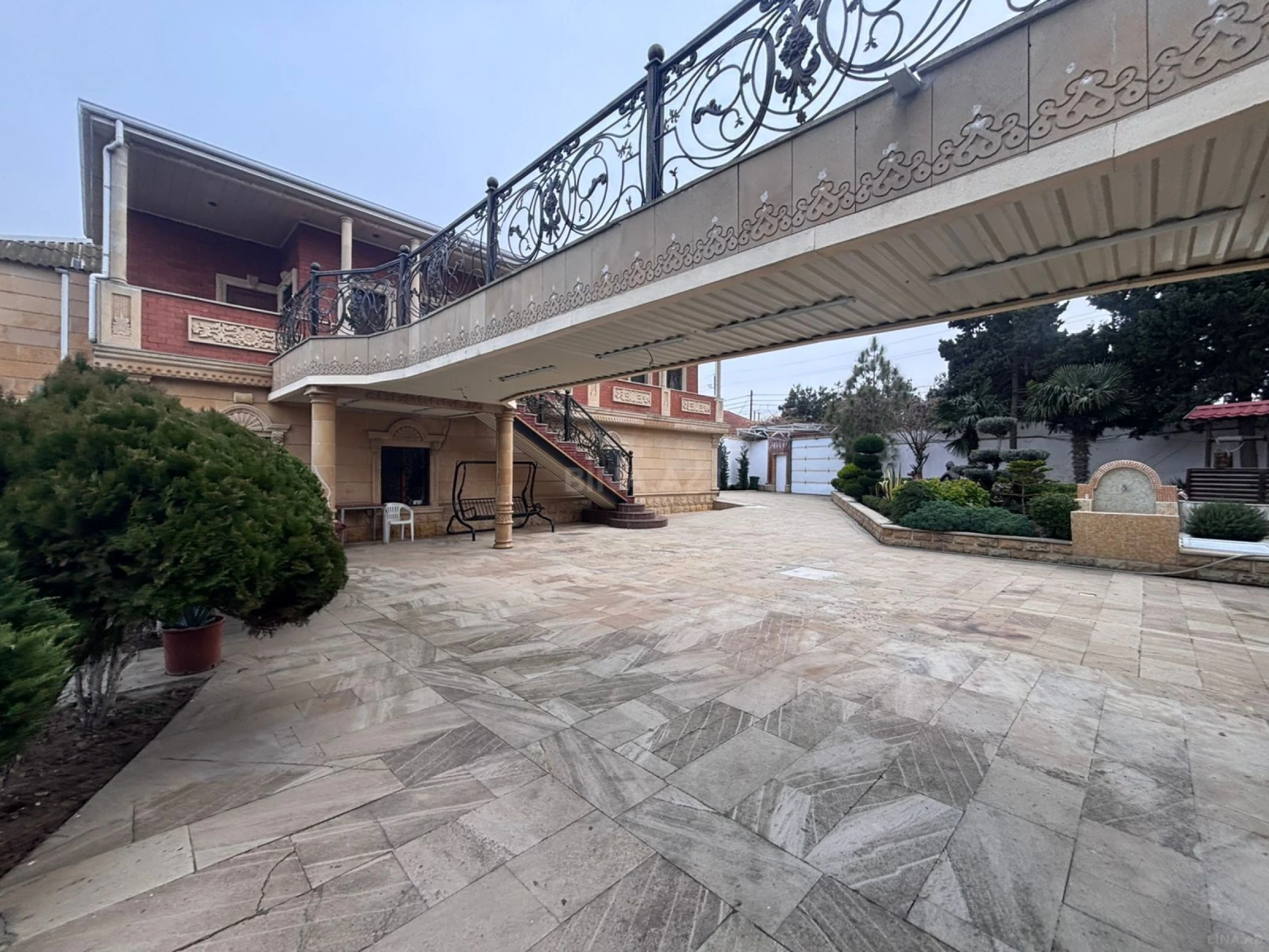 Satılır 9 otaqlı həyət evi 400 m²
