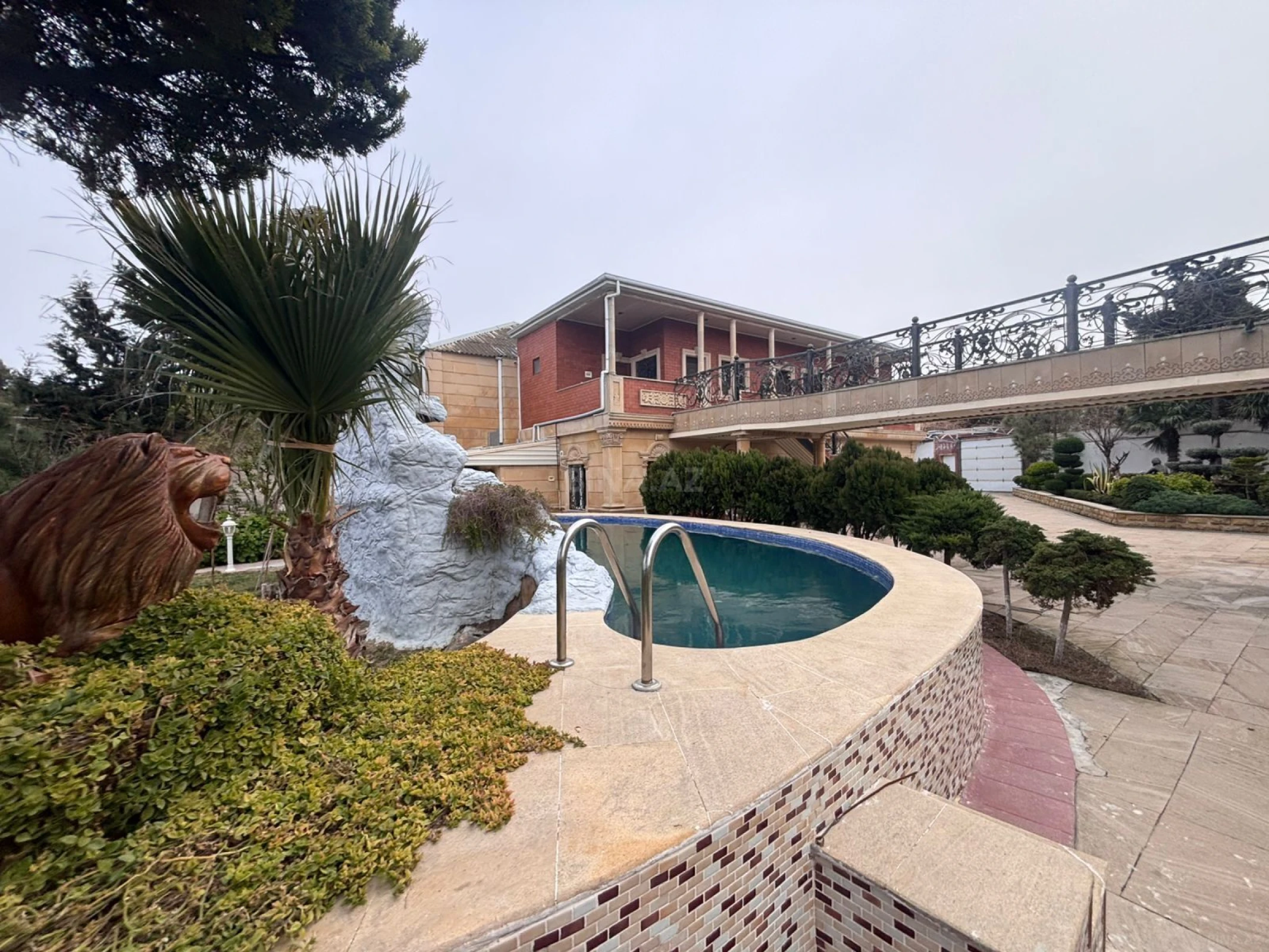 Satılır 9 otaqlı həyət evi 400 m²