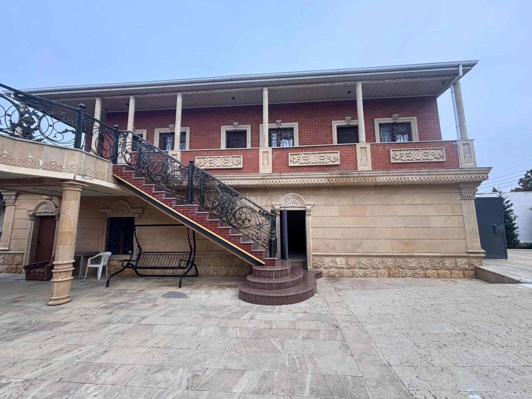 Satılır 9 otaqlı həyət evi 400 m²