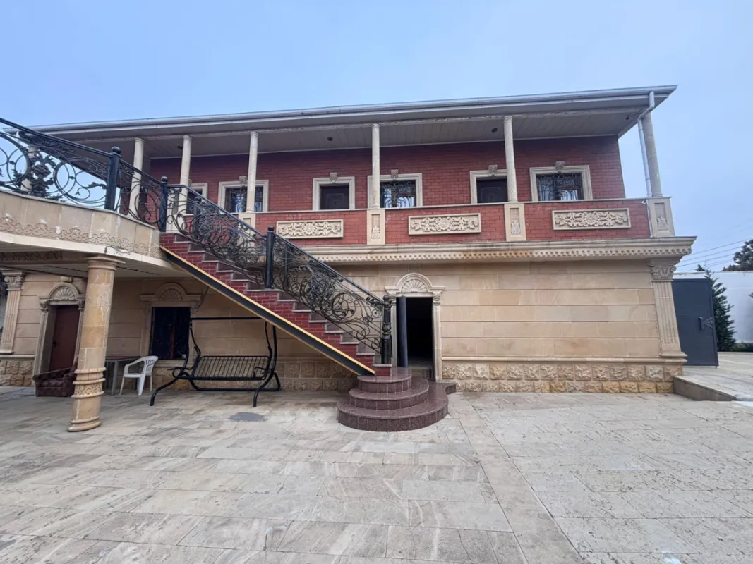 Satılır 9 otaqlı həyət evi 400 m²