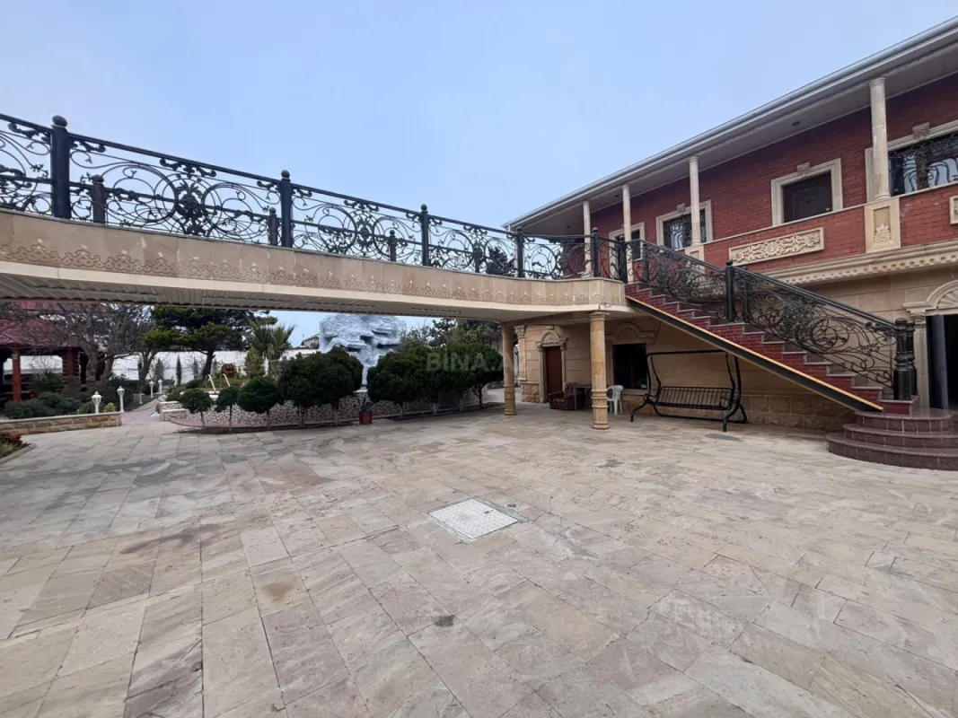 Satılır 9 otaqlı həyət evi 400 m²