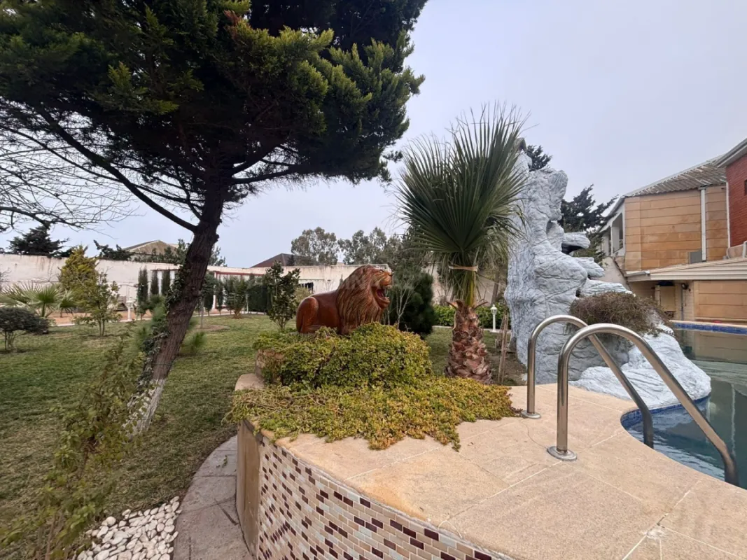 Satılır 9 otaqlı həyət evi 400 m²