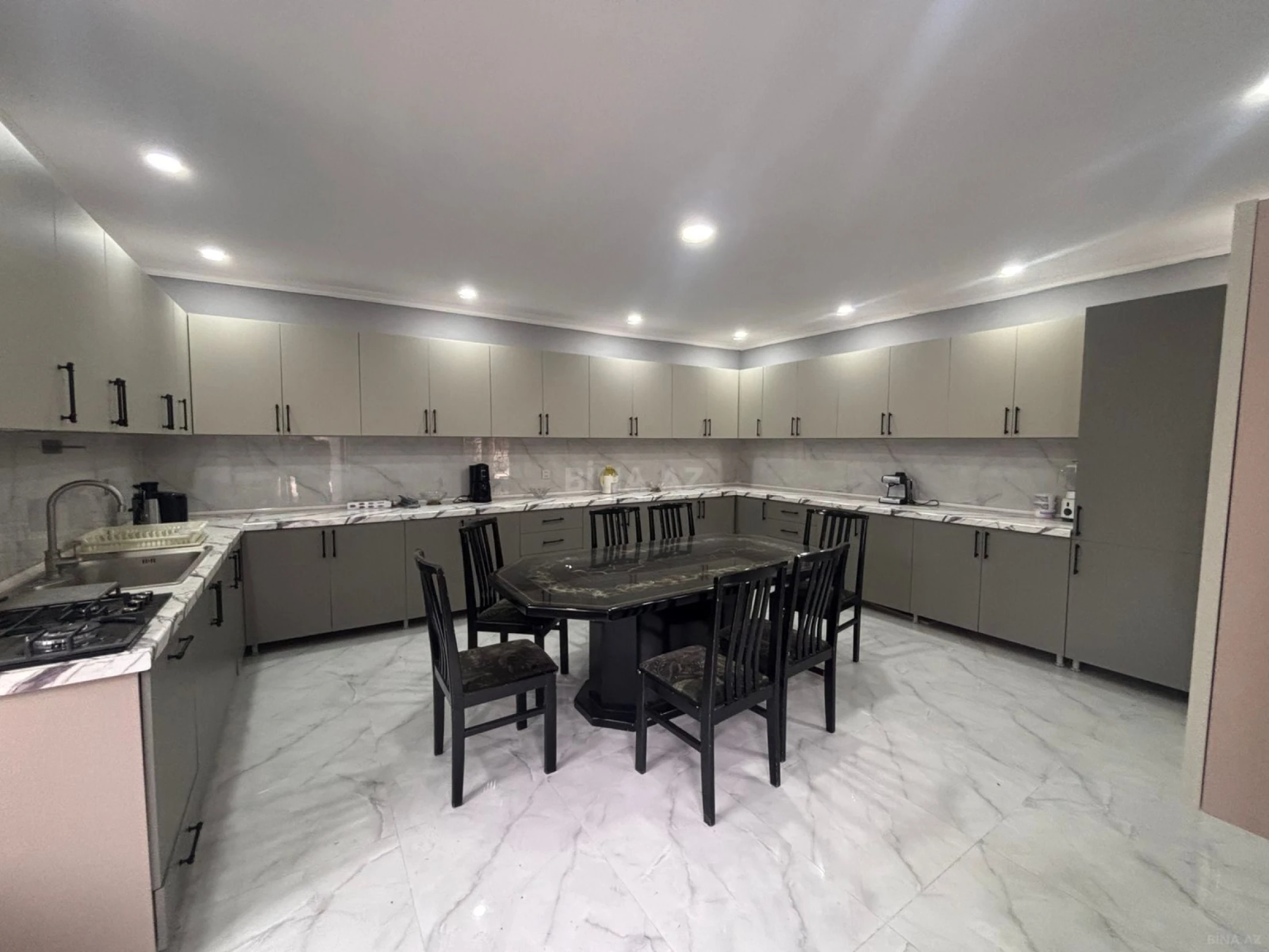 Satılır 9 otaqlı həyət evi 400 m²