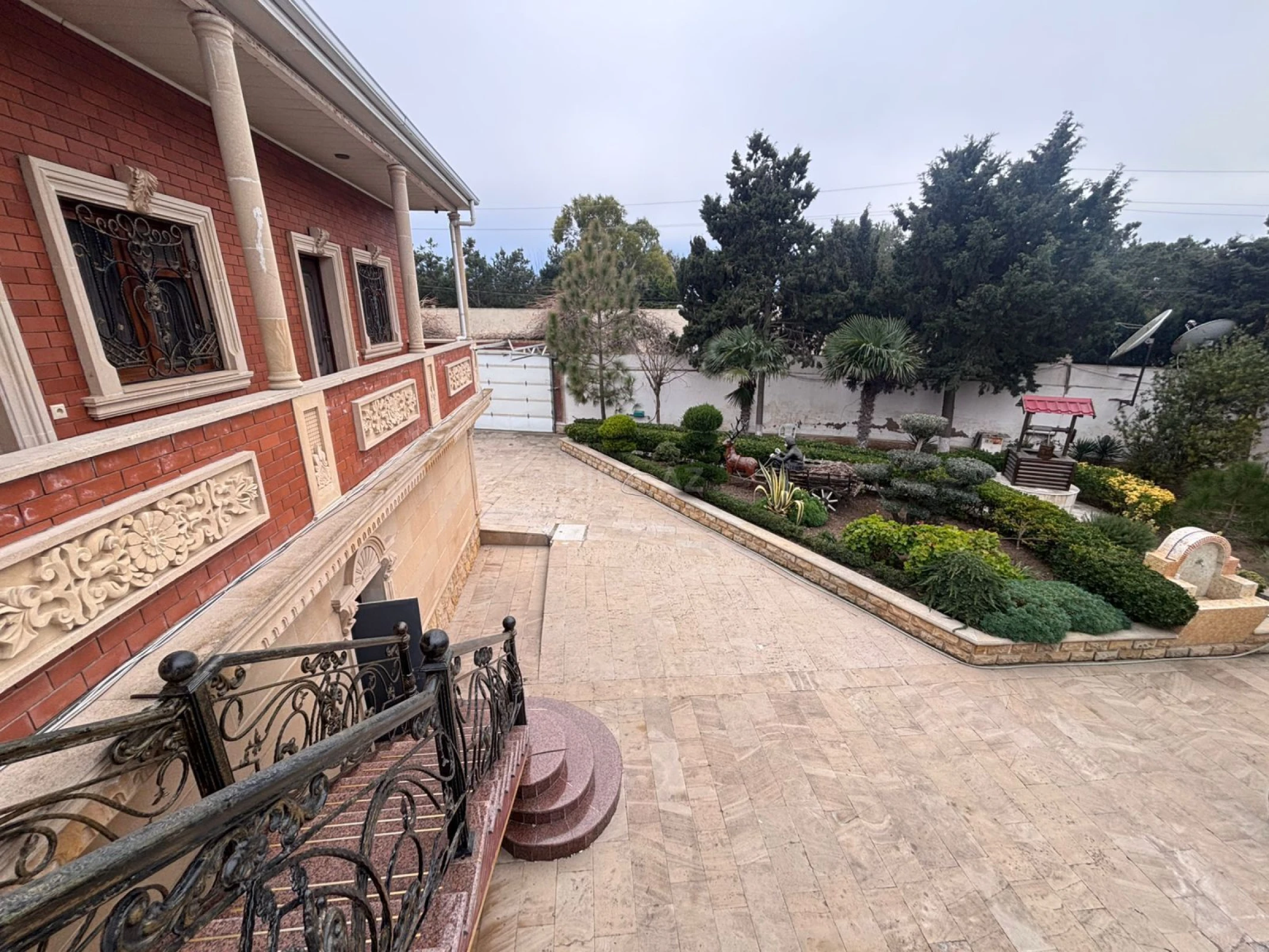 Satılır 9 otaqlı həyət evi 400 m²