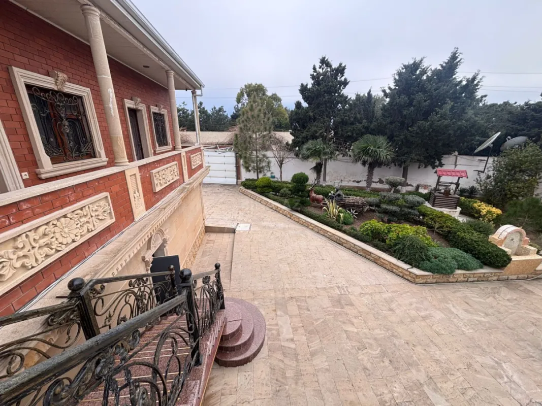 Satılır 9 otaqlı həyət evi 400 m²