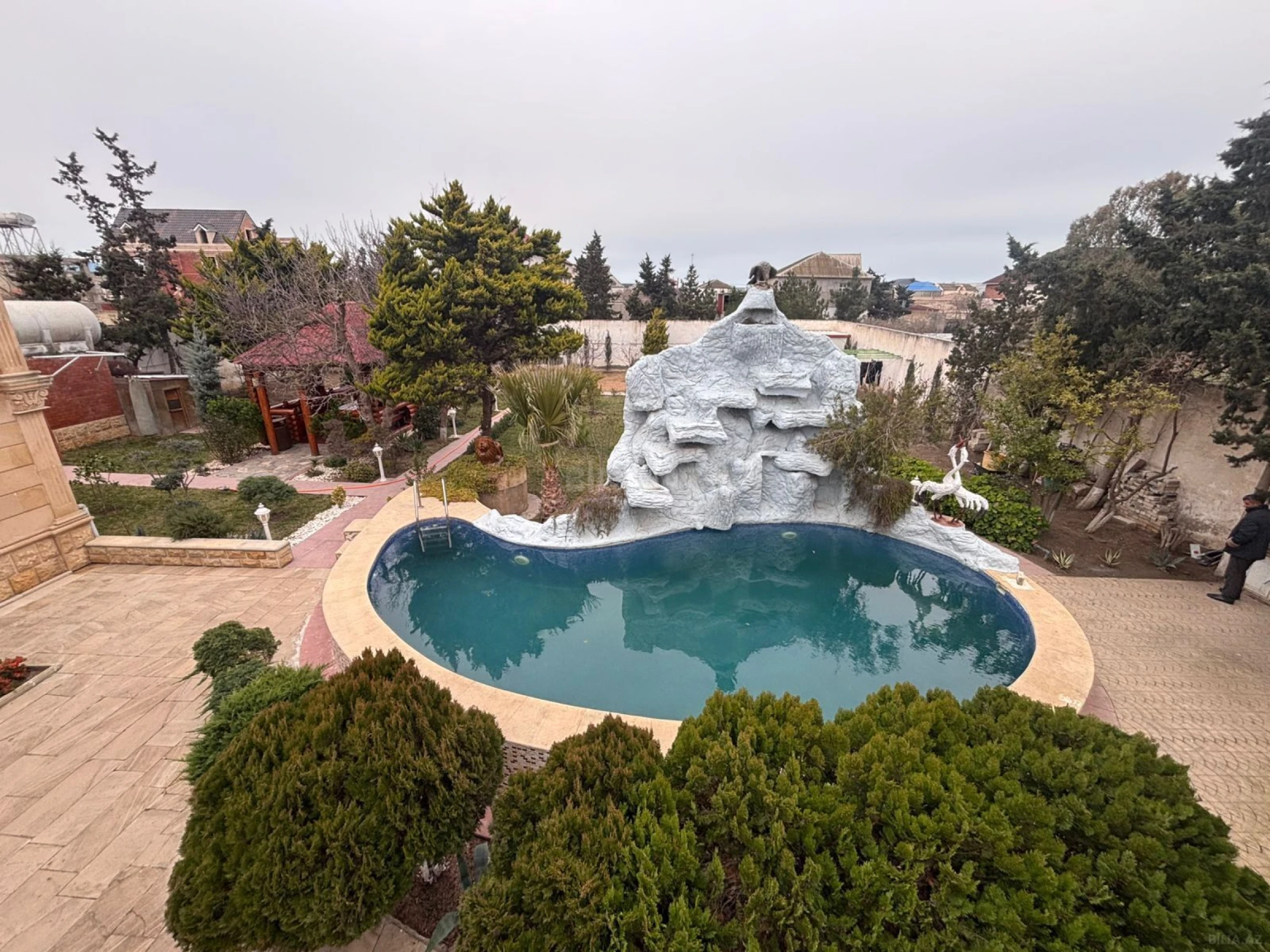 Satılır 9 otaqlı həyət evi 400 m²