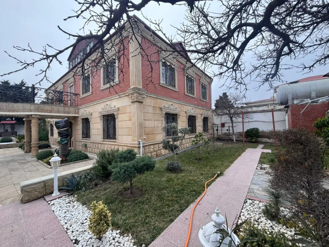 Satılır 9 otaqlı həyət evi 400 m²