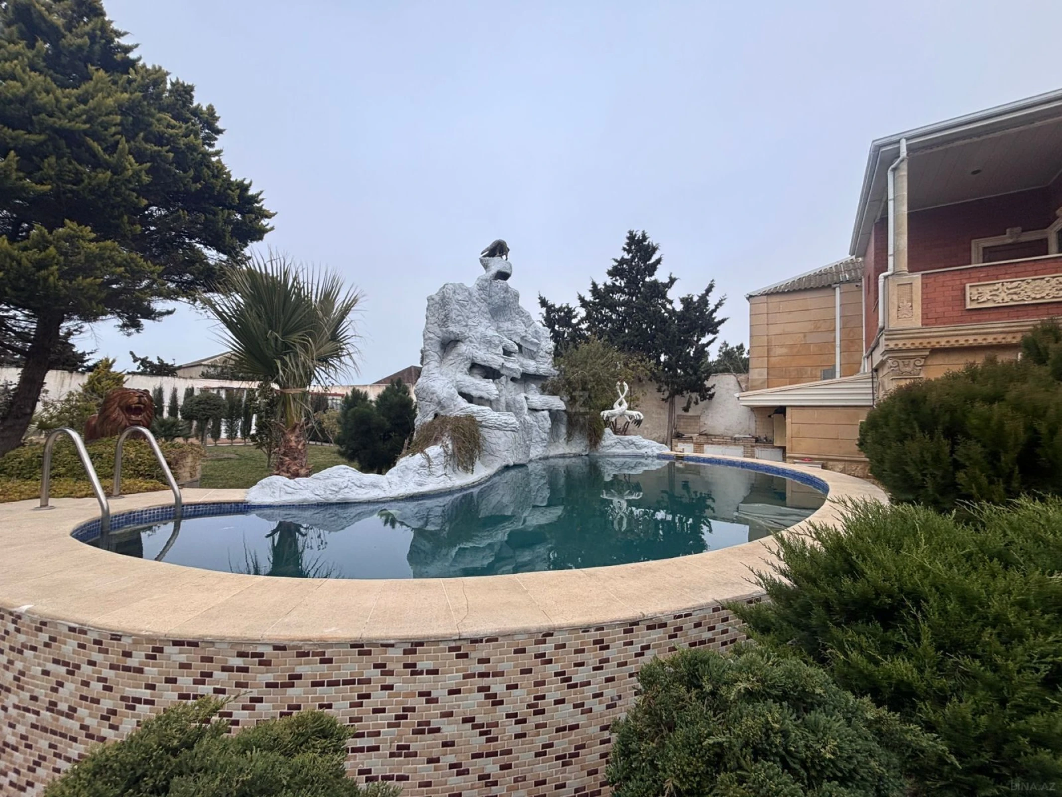 Satılır 9 otaqlı həyət evi 400 m²