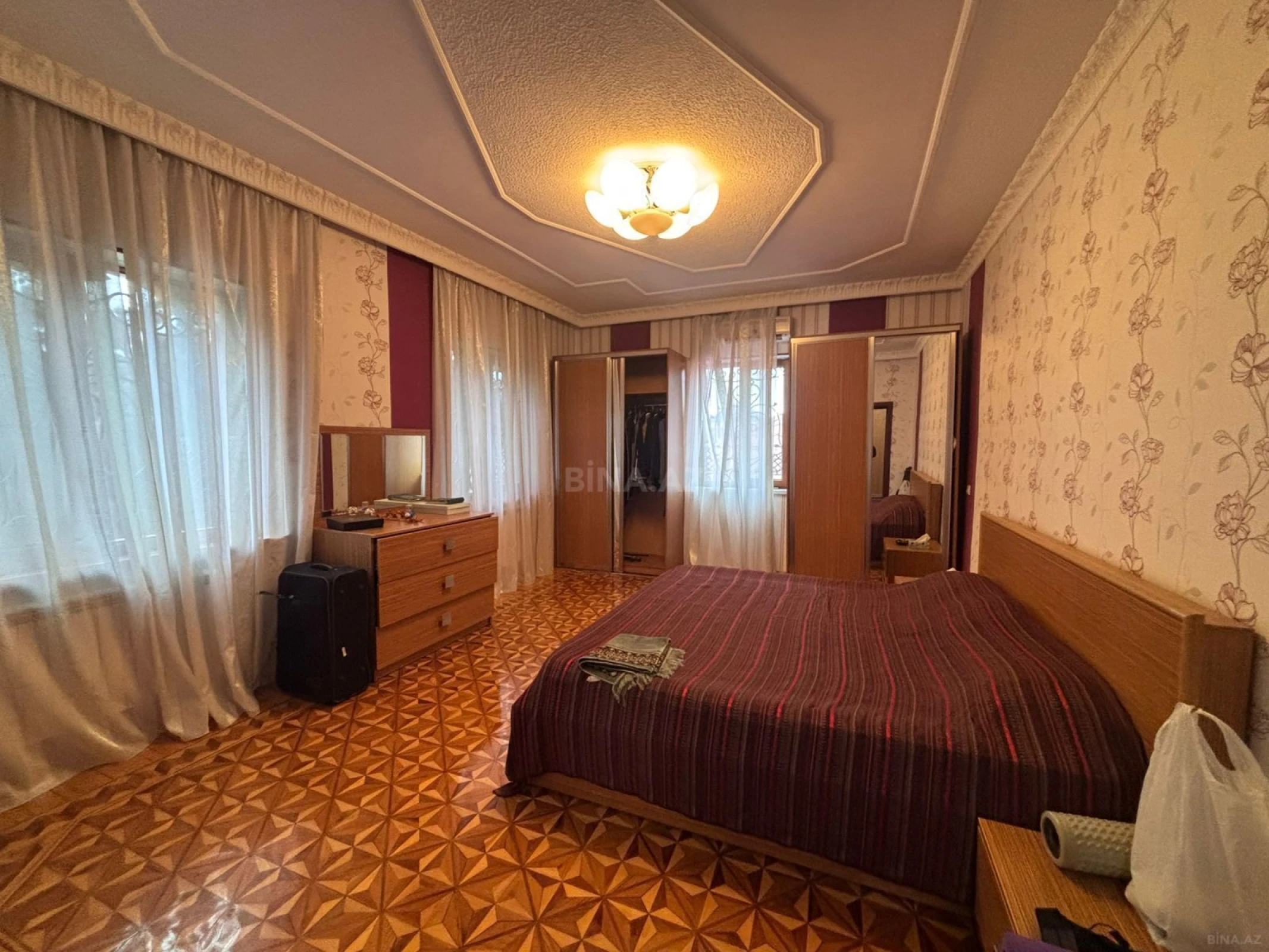 Satılır 9 otaqlı həyət evi 400 m²