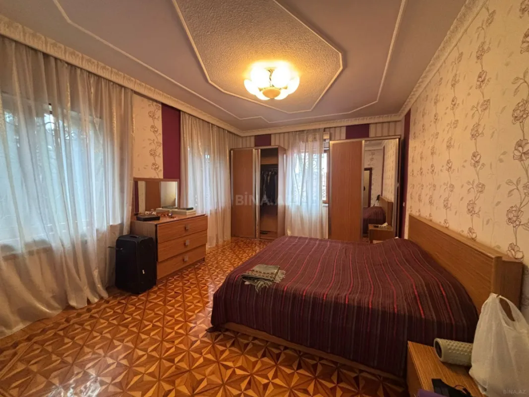 Satılır 9 otaqlı həyət evi 400 m²