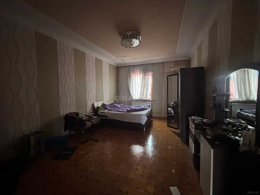Satılır 9 otaqlı həyət evi 400 m²