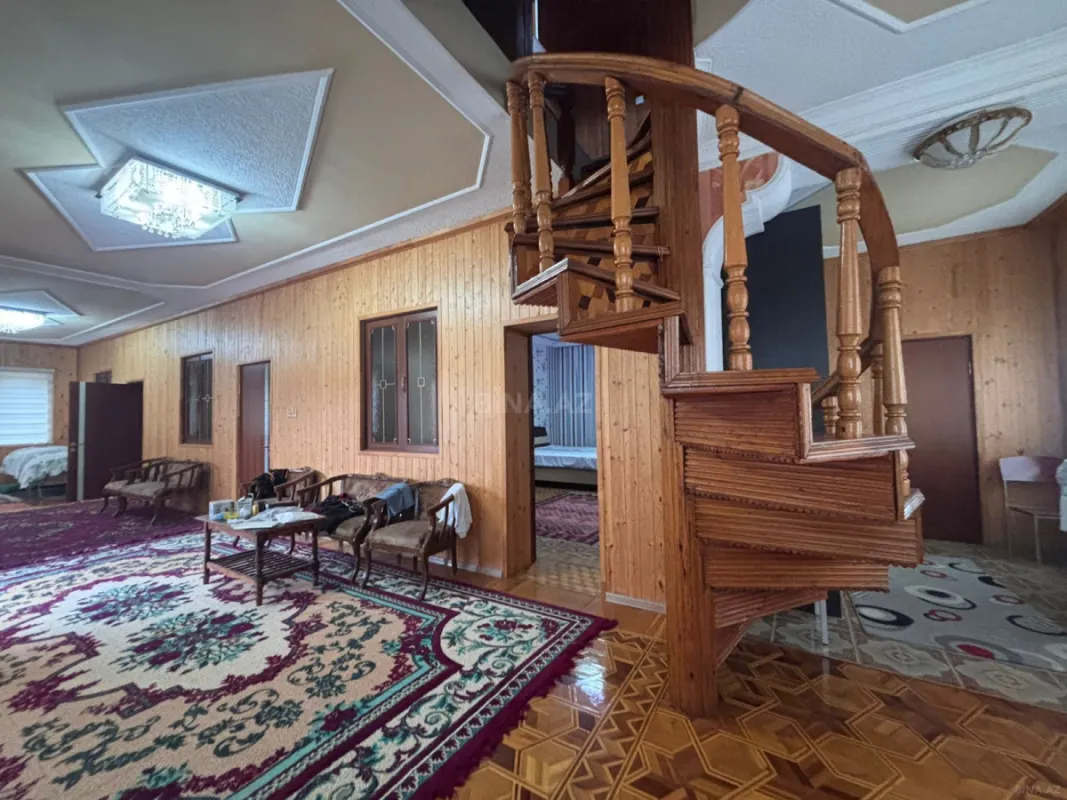 Satılır 9 otaqlı həyət evi 400 m²