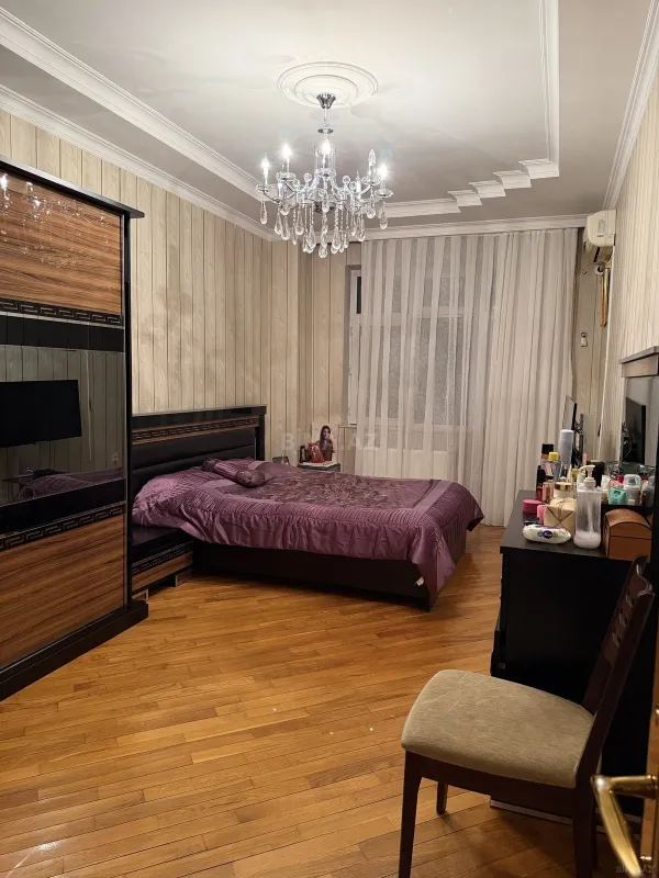 Satılır 4 otaqlı mənzil 203 m²