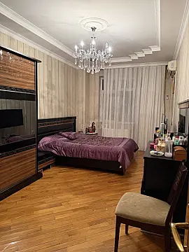 Satılır 4 otaqlı mənzil 203 m²