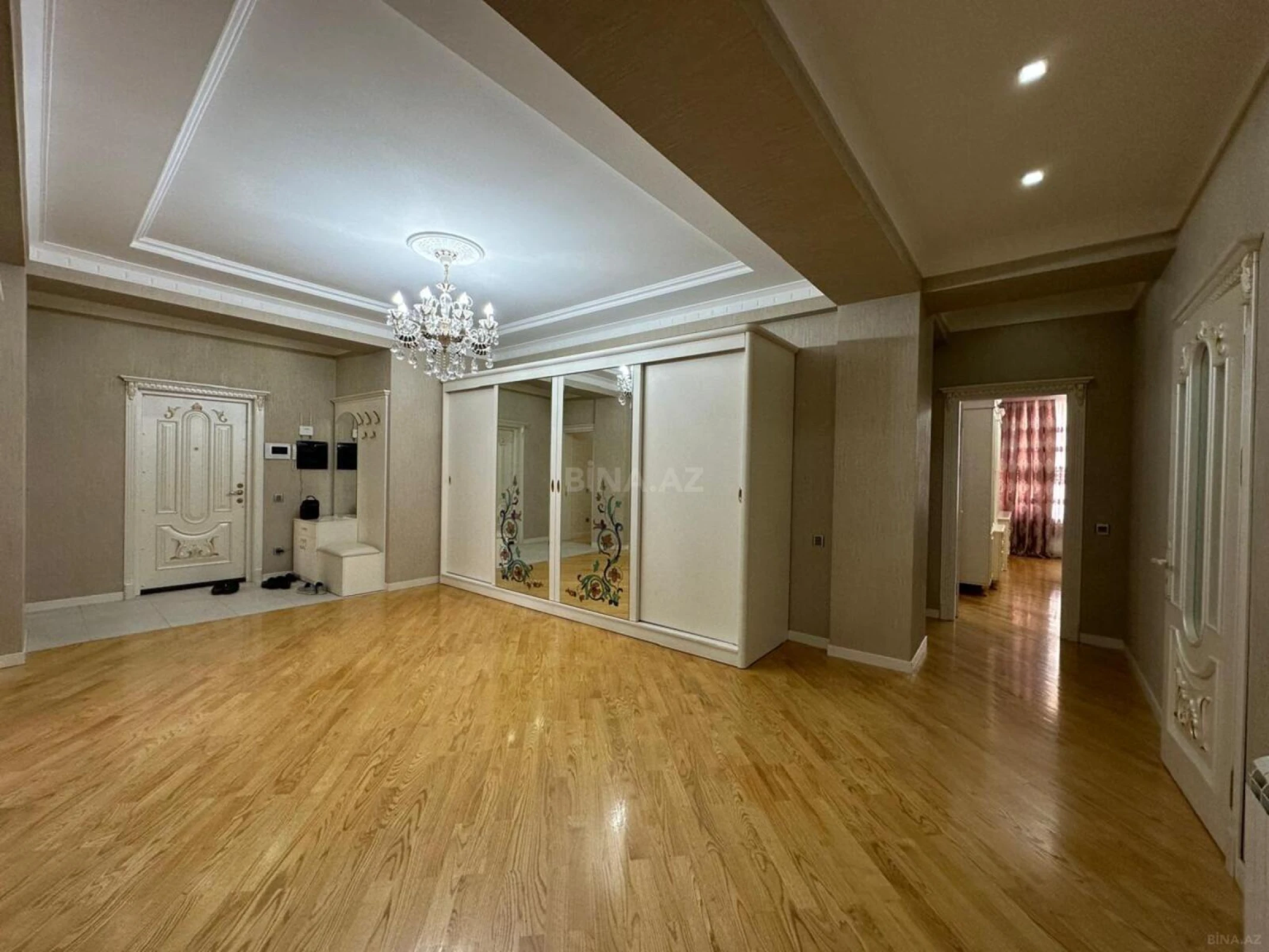 Kirayə verilir 3 otaqlı mənzil 140 m²