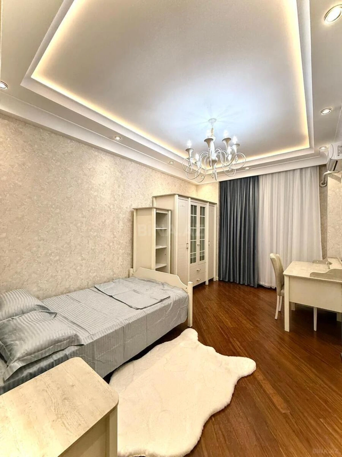 Satılır 4 otaqlı mənzil 191 m²