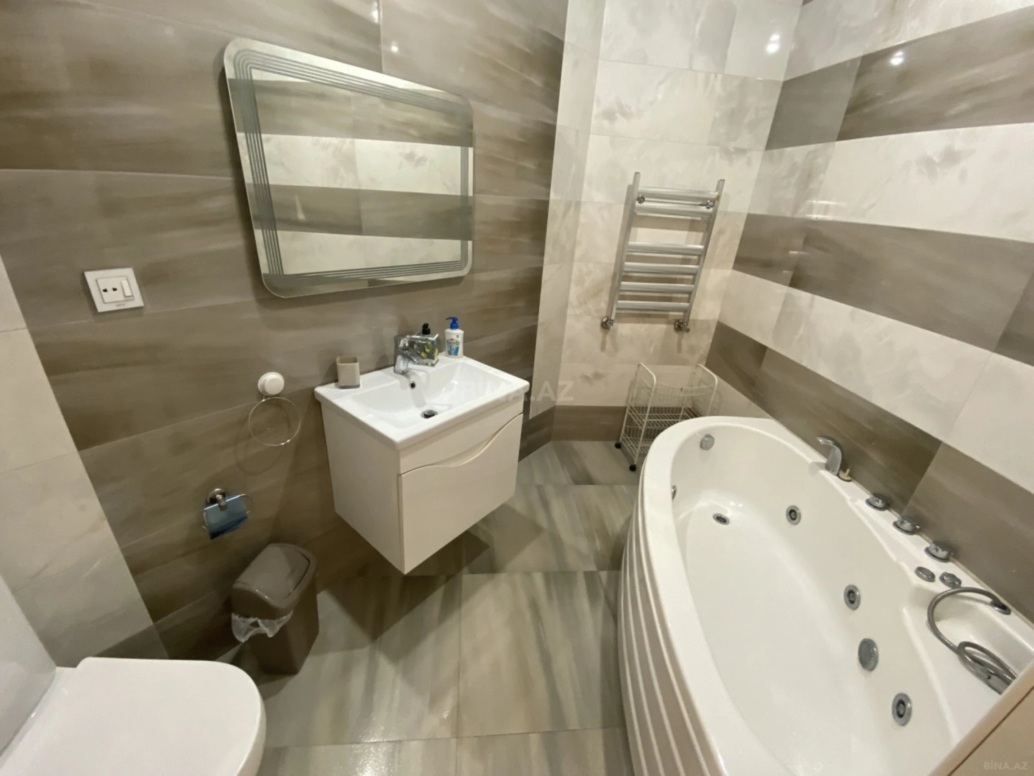 Satılır 4 otaqlı mənzil 184 m²