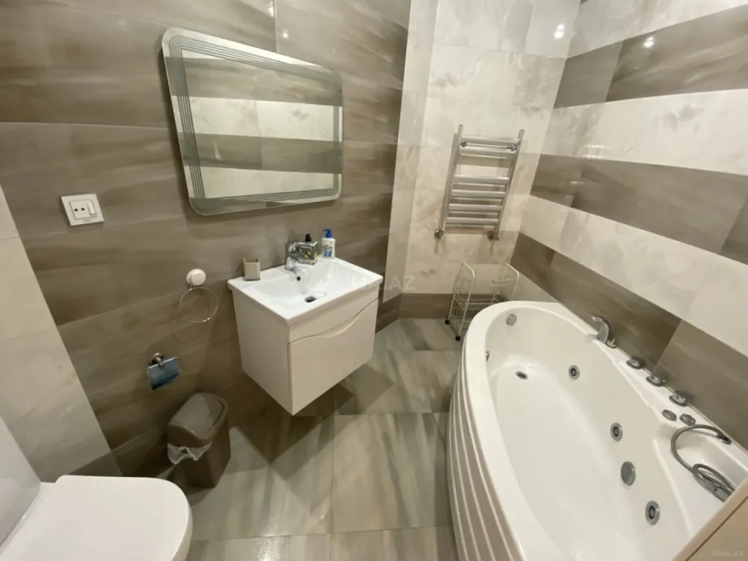 Satılır 4 otaqlı mənzil 184 m²