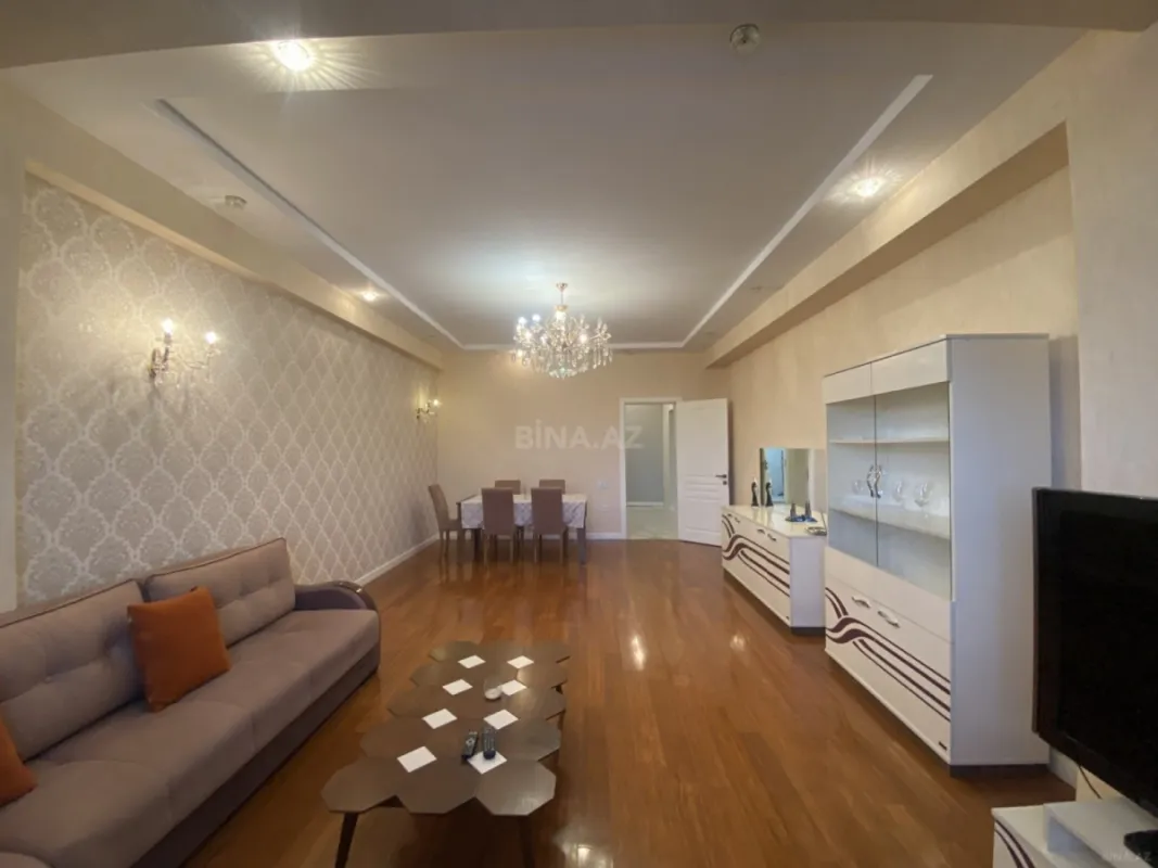 Satılır 4 otaqlı mənzil 184 m²