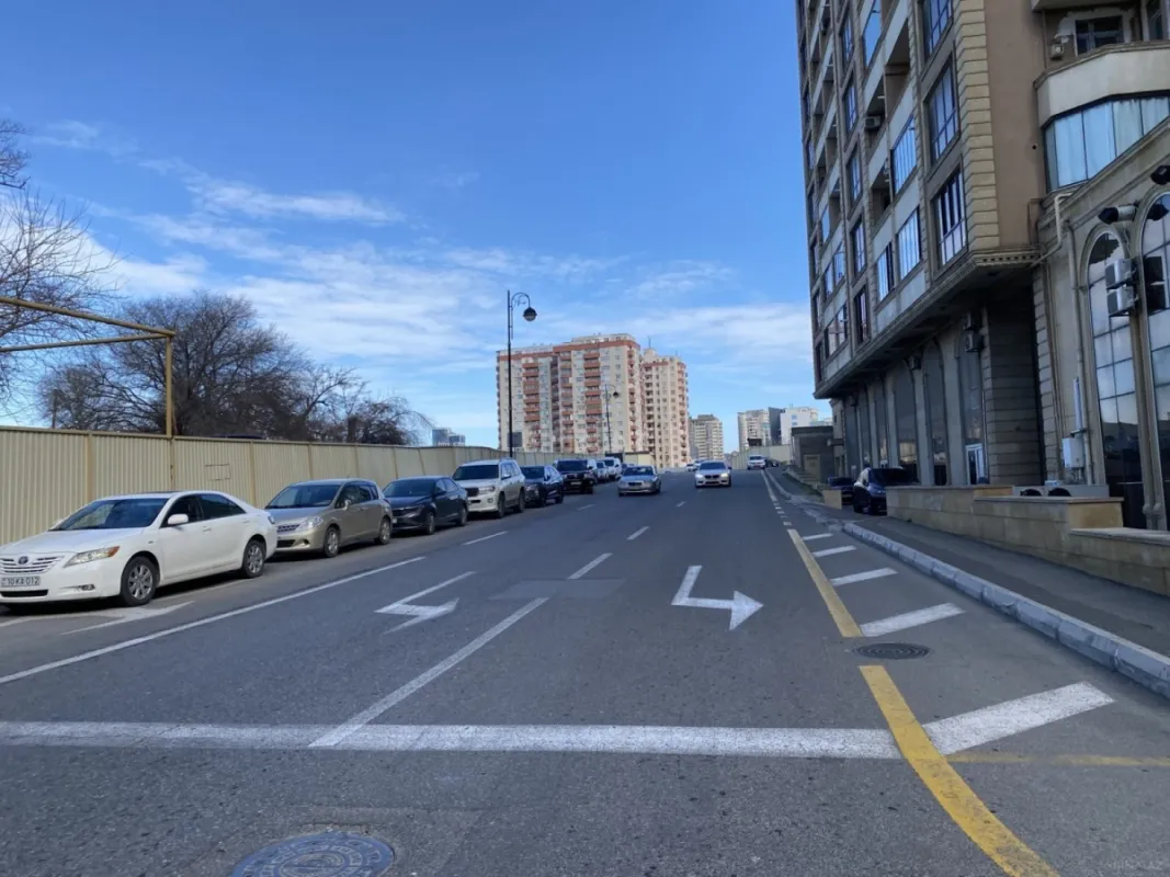 Satılır 4 otaqlı mənzil 184 m²