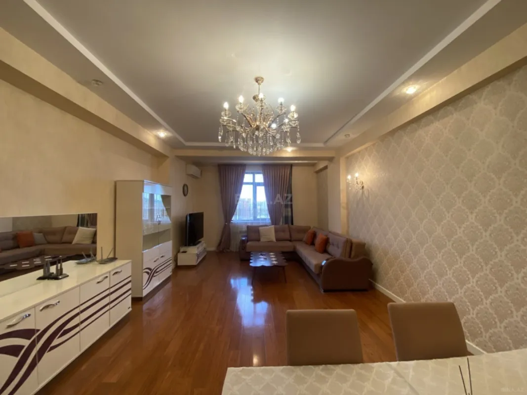 Satılır 4 otaqlı mənzil 184 m²