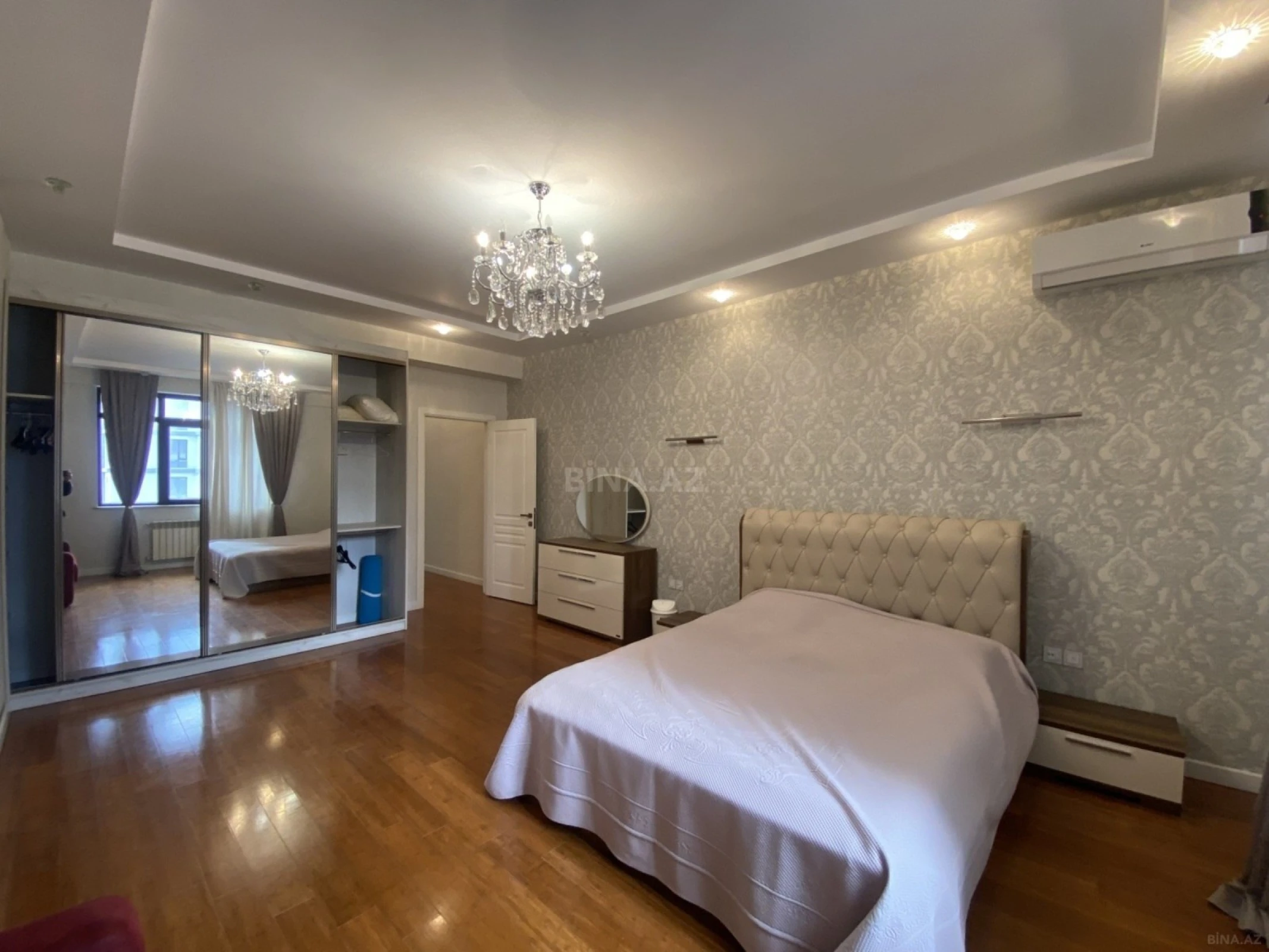 Satılır 4 otaqlı mənzil 184 m²