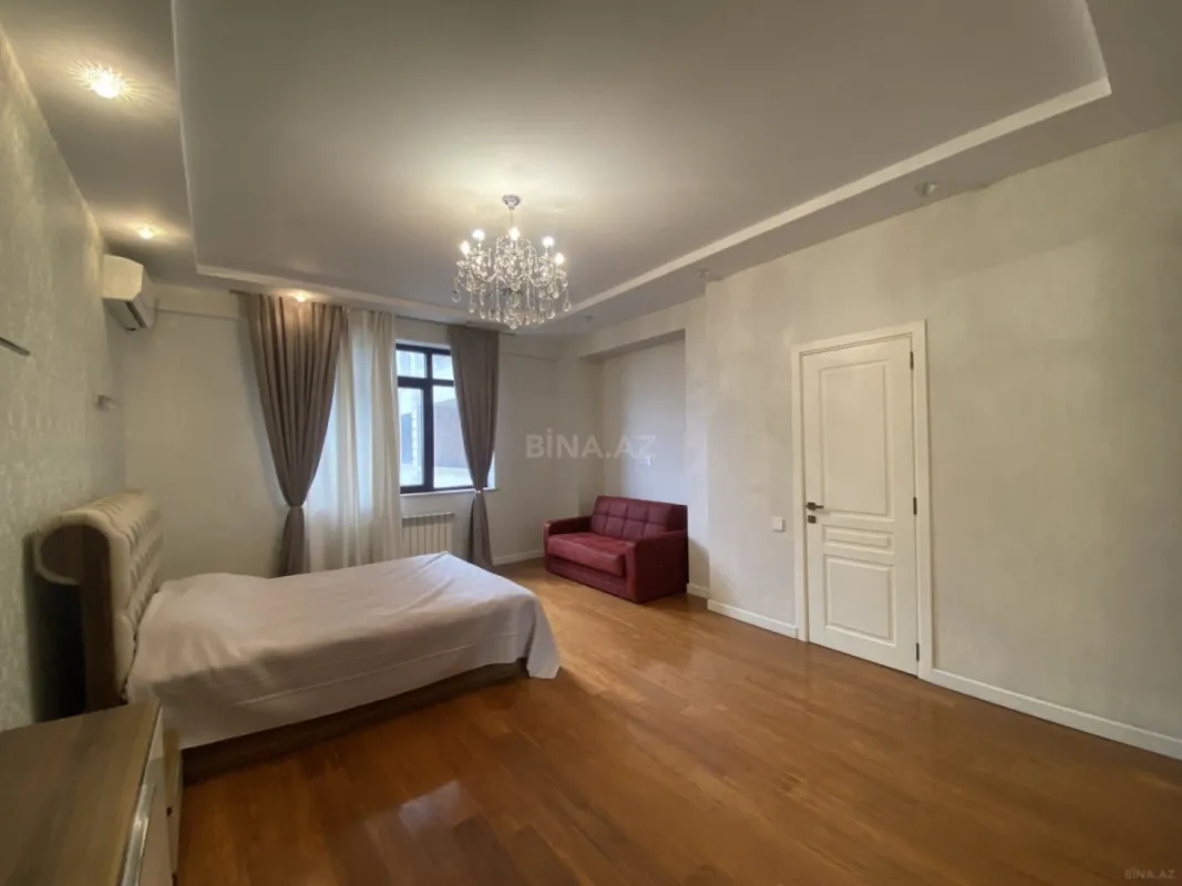 Satılır 4 otaqlı mənzil 184 m²