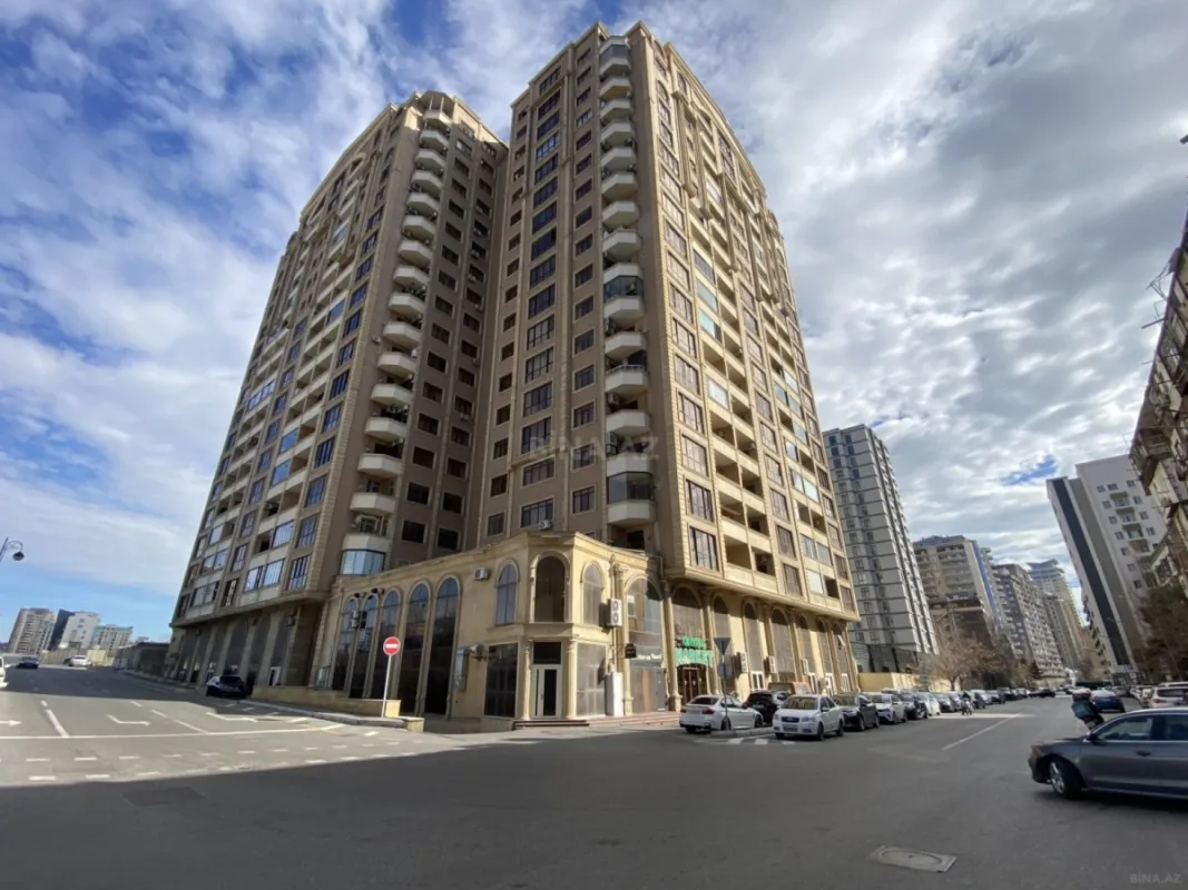 Satılır 4 otaqlı mənzil 184 m²