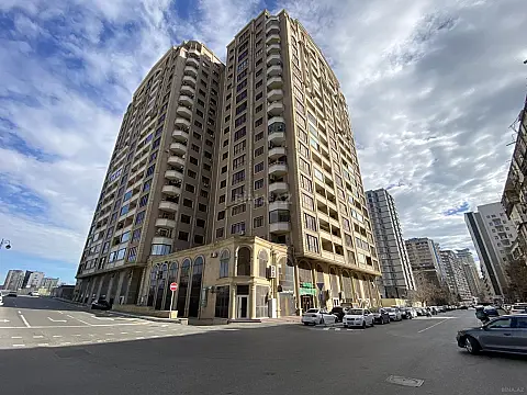 Satılır 4 otaqlı mənzil 184 m² — Bakı 4 otaq 184.00 m²