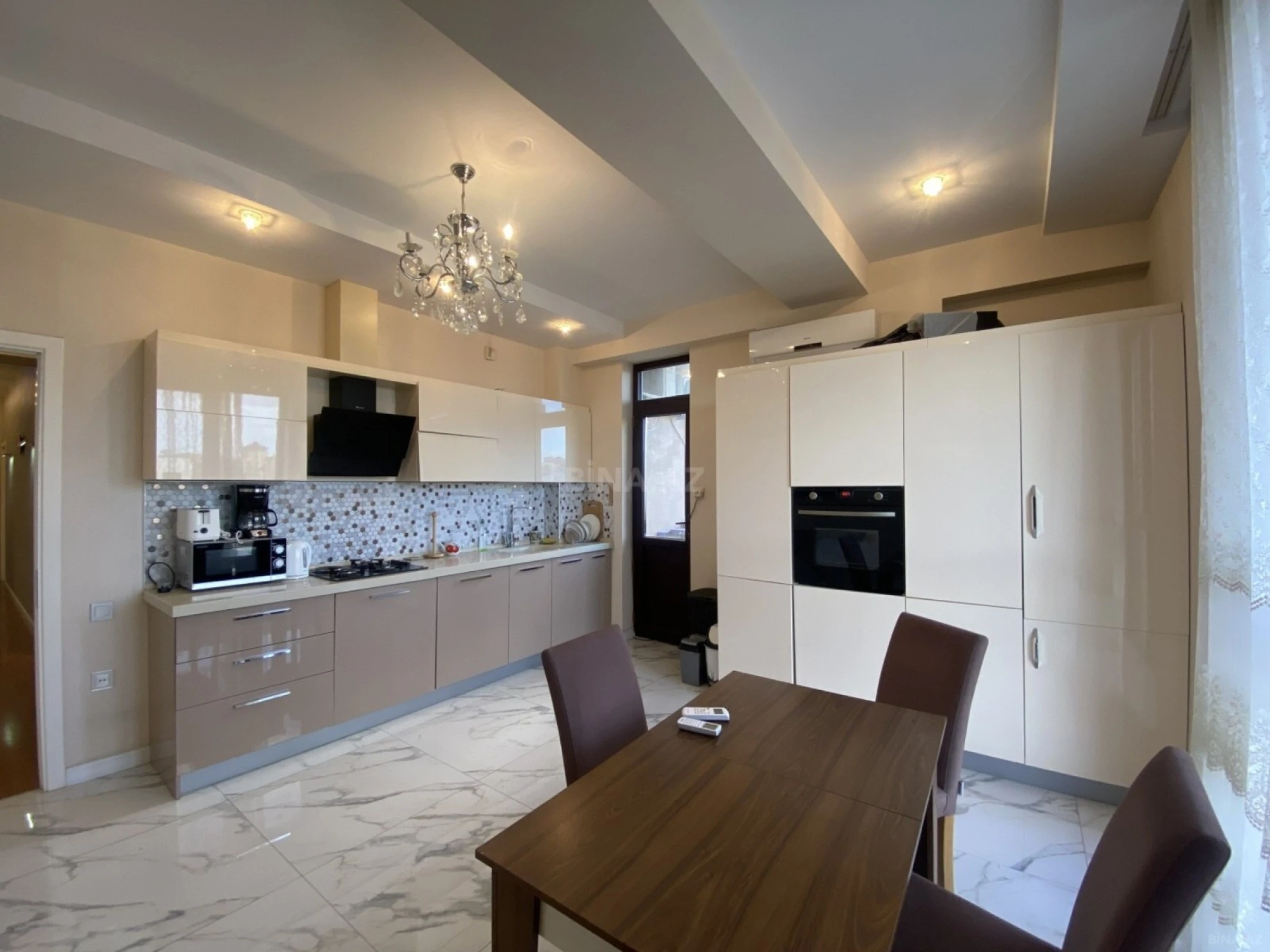 Satılır 4 otaqlı mənzil 184 m²