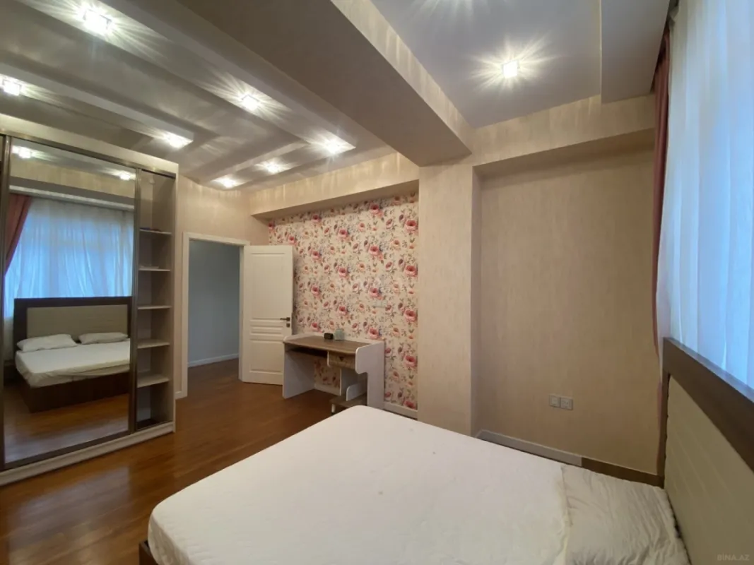 Satılır 4 otaqlı mənzil 184 m²