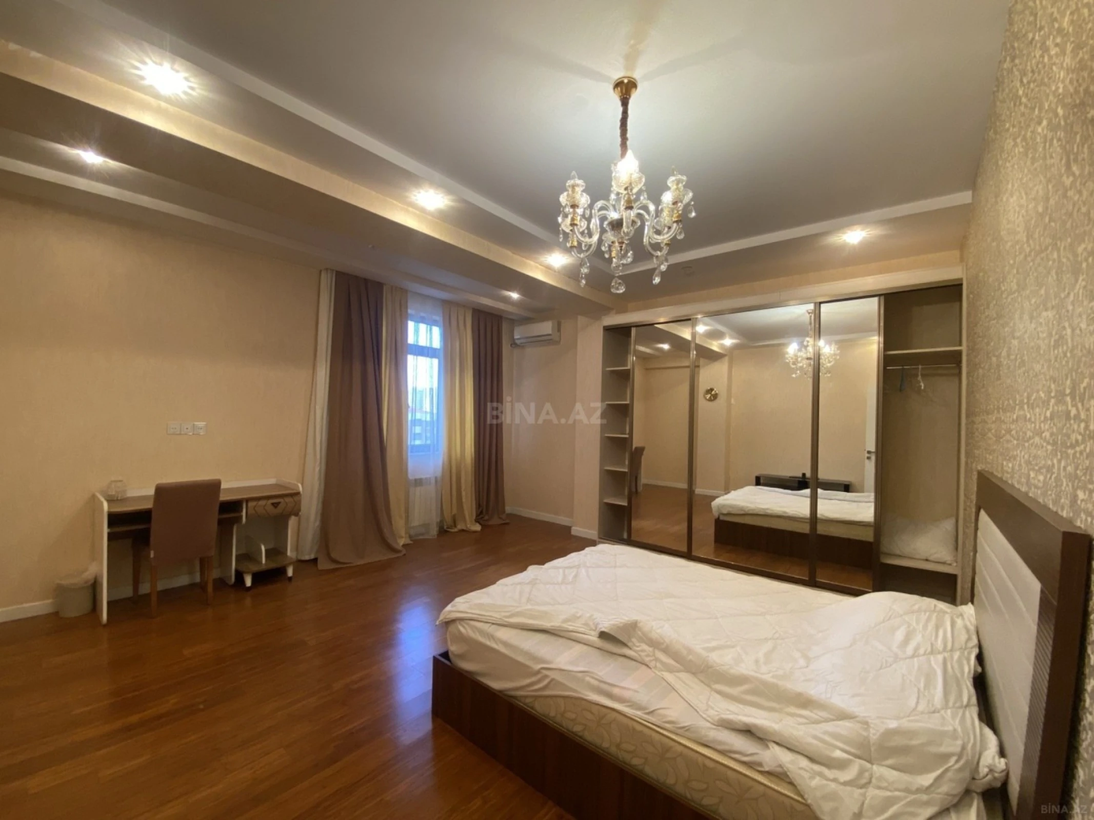 Satılır 4 otaqlı mənzil 184 m²