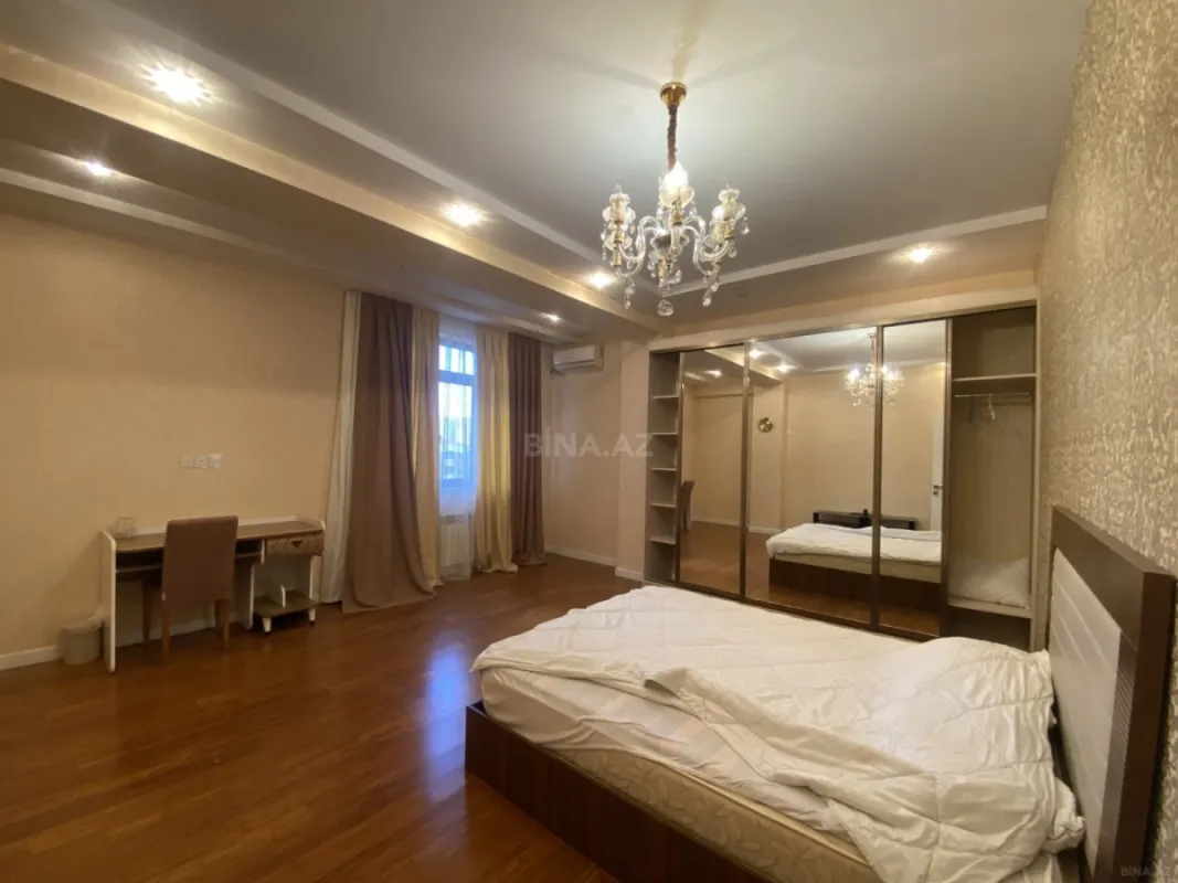 Satılır 4 otaqlı mənzil 184 m²