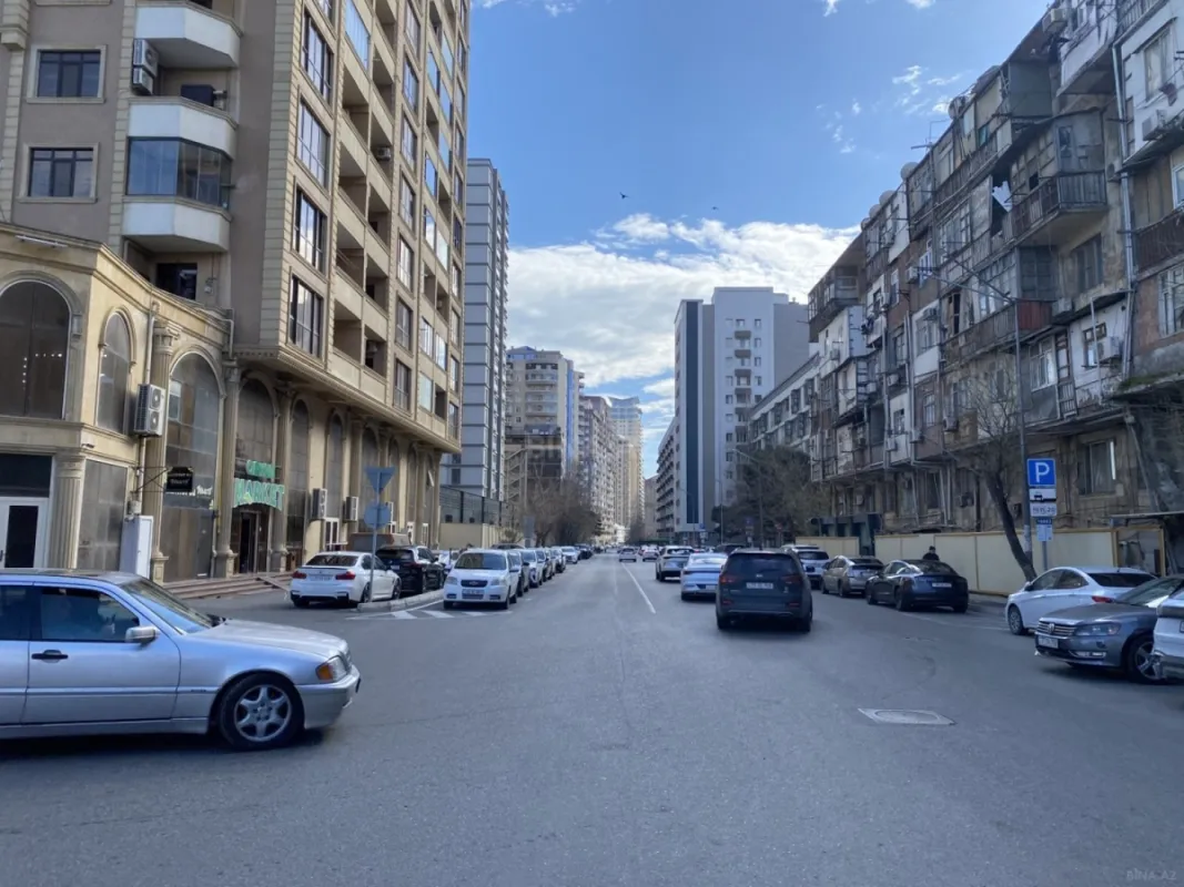 Satılır 4 otaqlı mənzil 184 m²