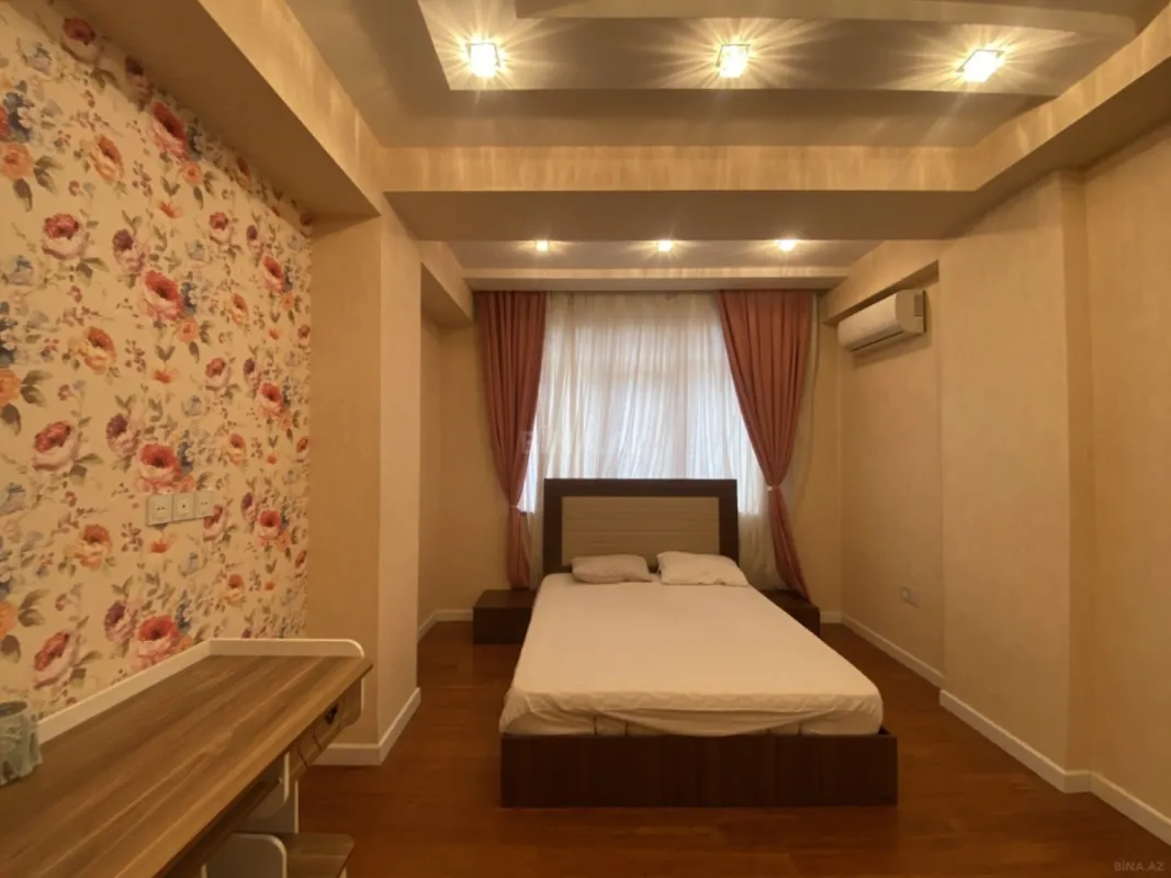 Satılır 4 otaqlı mənzil 184 m²