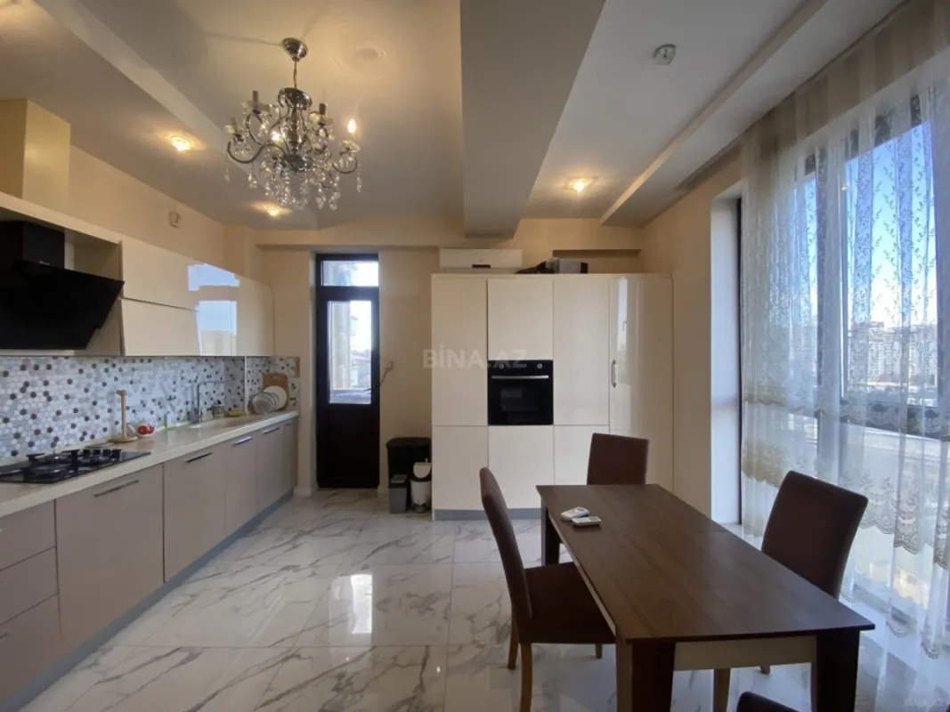 Satılır 4 otaqlı mənzil 184 m²
