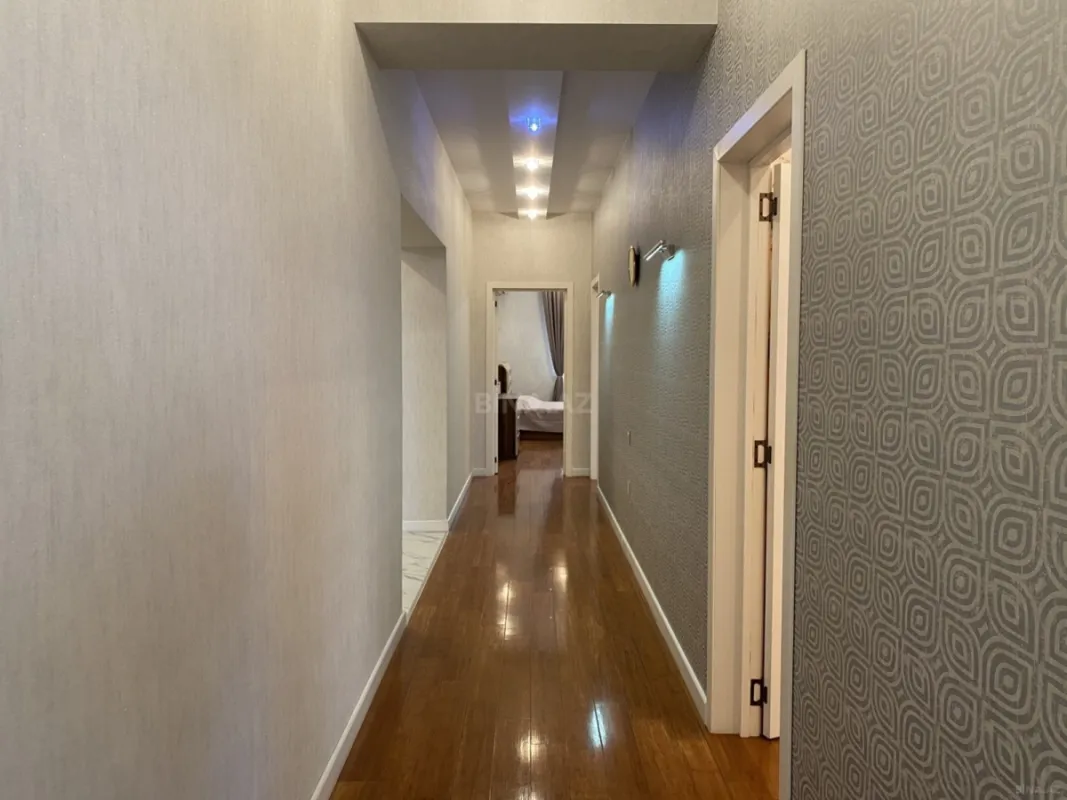 Satılır 4 otaqlı mənzil 184 m²