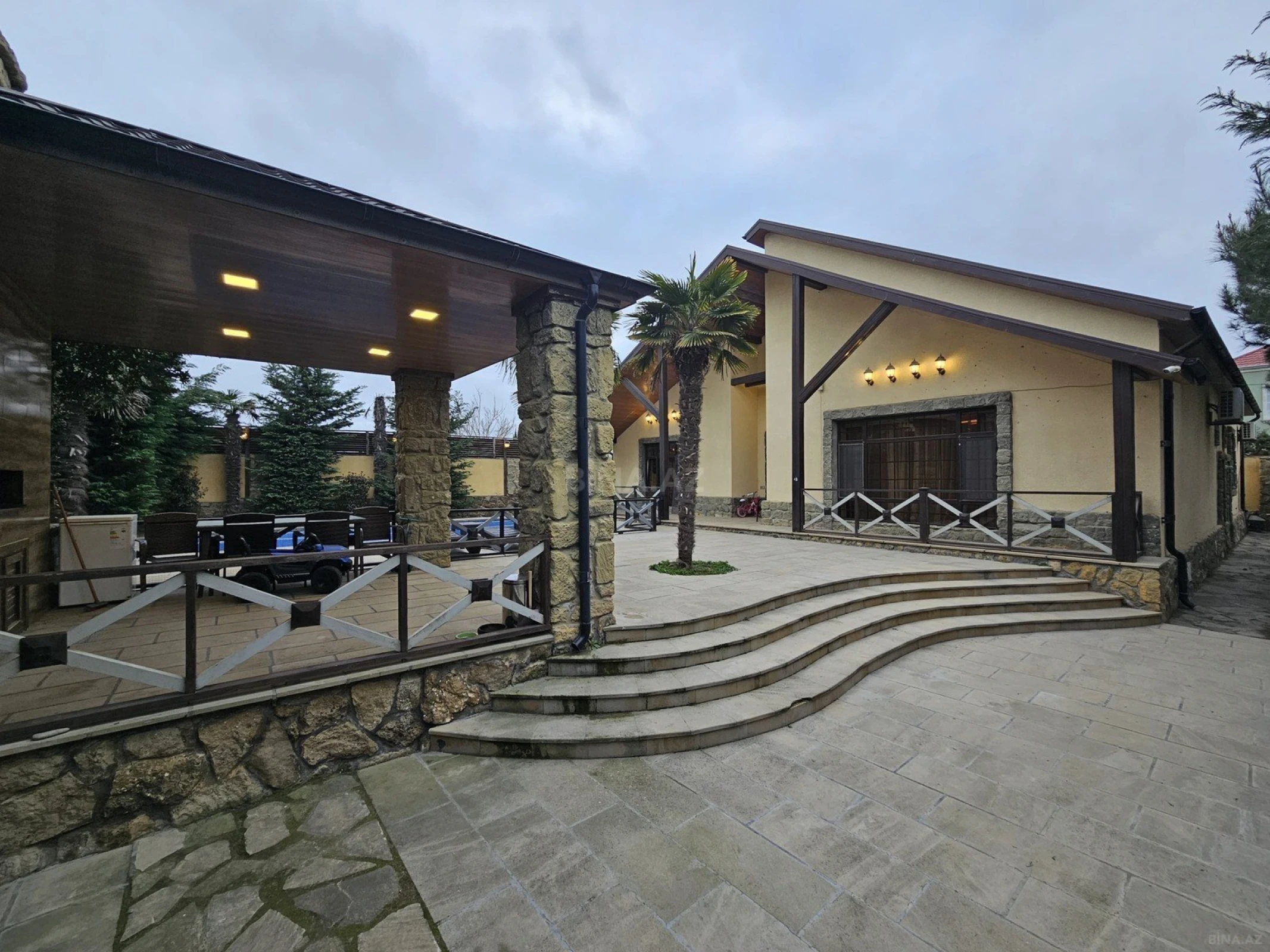 Satılır 4 otaqlı həyət evi 220 m²