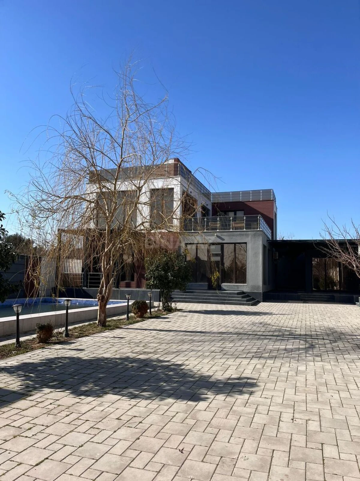 Satılır 5 otaqlı həyət evi 300 m²