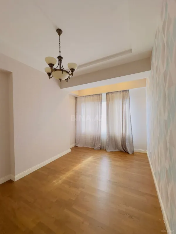 Kirayə verilir 5 otaqlı mənzil 230 m²