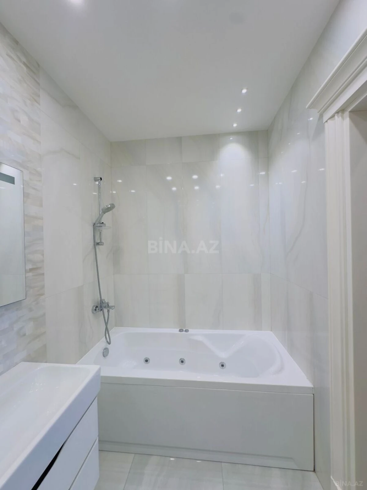 Kirayə verilir 5 otaqlı mənzil 230 m²